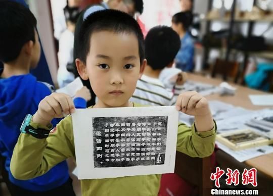 蘭州小學(xué)生“活字印刷”唐詩(shī)宋詞 DIY專屬“第一本書(shū)”